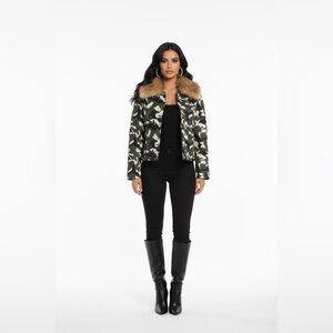 Vintage Y2K Camo Puffer Jacket w/ Faux Fur Collar & Side Zips | Medium